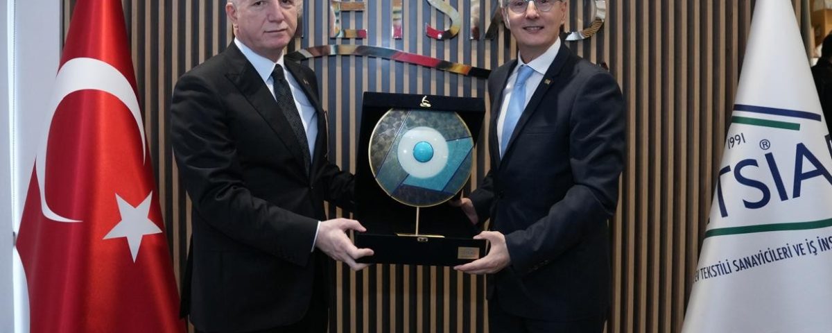 İstanbul Valimiz Sayın Davut Gül’ü Derneğimizde Yönetim Kurulumuz ile Birlikte Ağırladık